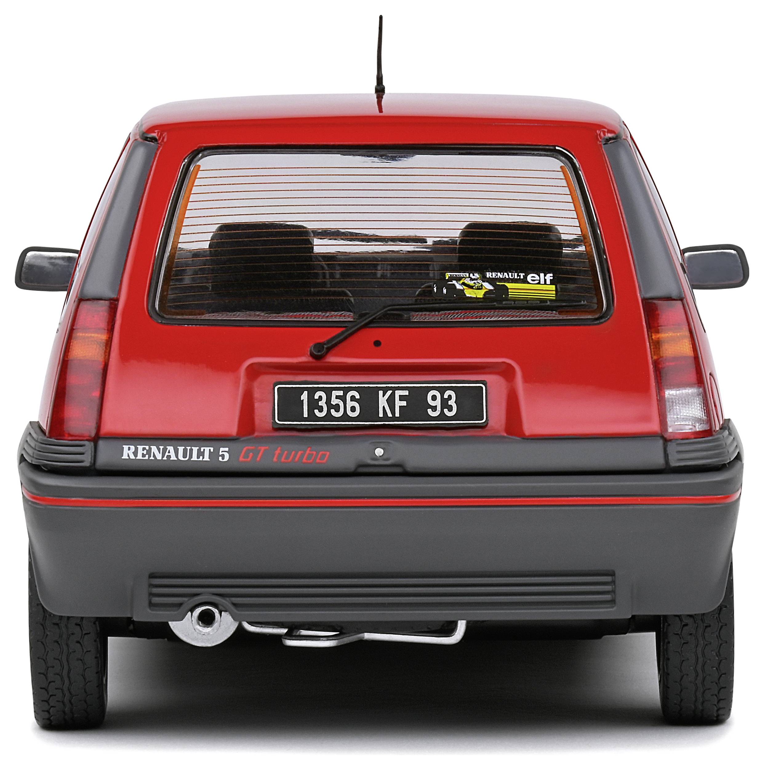 Roter Renault 5 GT Turbo von hinten, Kennzeichen '1356 KF 93', Embleme und Aufkleber sichtbar, geparkter Wagen auf weißem Hintergrund.