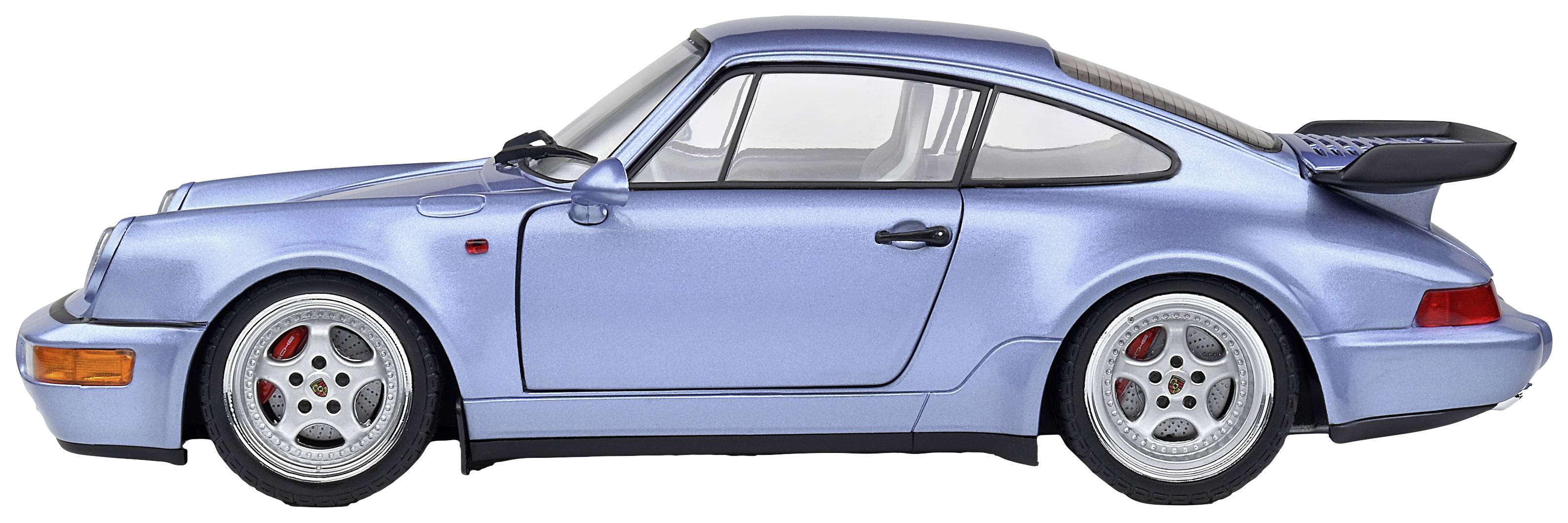 Blaues Modellauto im Profil, sportliches Design, silberne Felgen, schwarzer Heckspoiler, vor weißem Hintergrund.