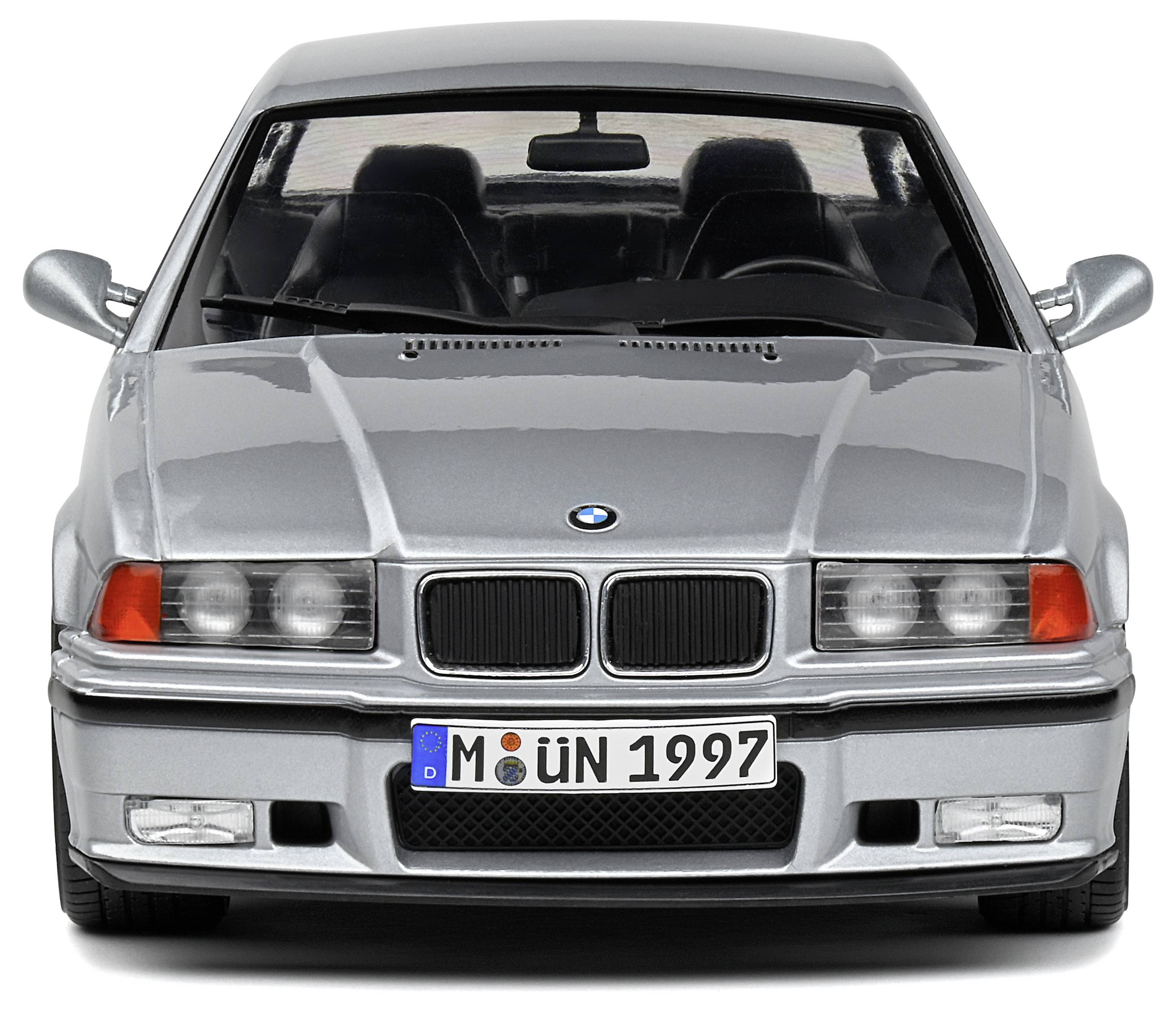 Silberner Sportwagen von vorne, erkennbar an der markanten Frontpartie und dem Nummernschild 'MÜN 1997'.