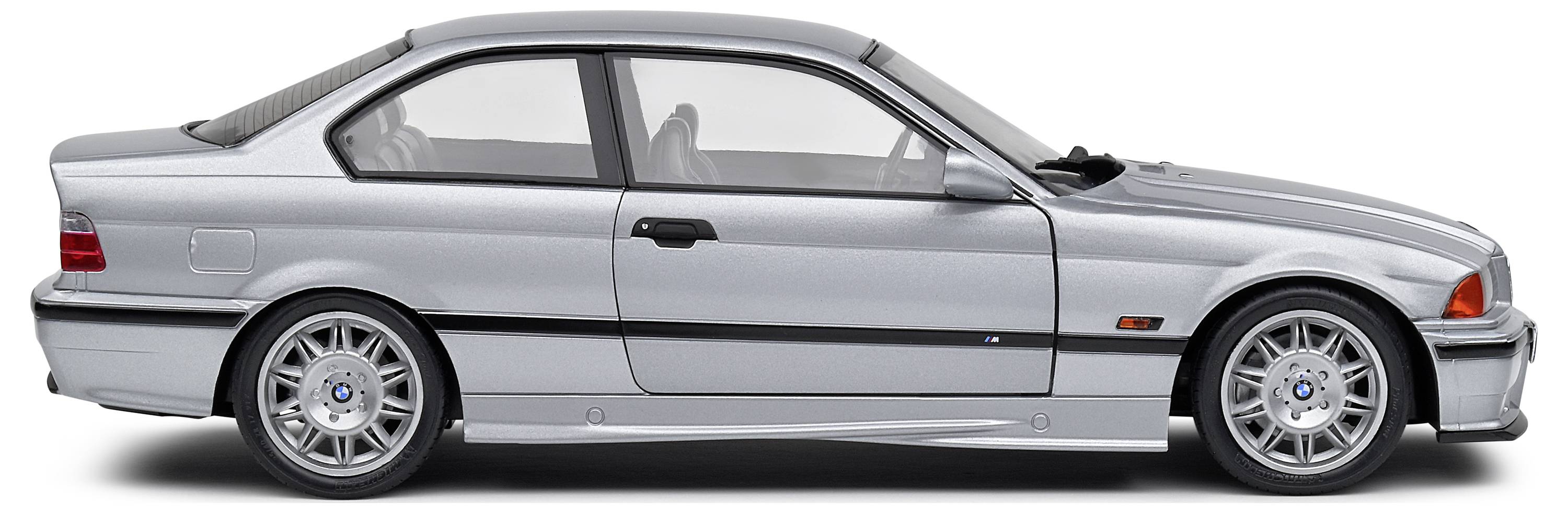 Silbernes Coupé-Auto, Seitenansicht, auf weißem Hintergrund. Elegantes Design, sportlicher Stil, geeignet für Autofans.