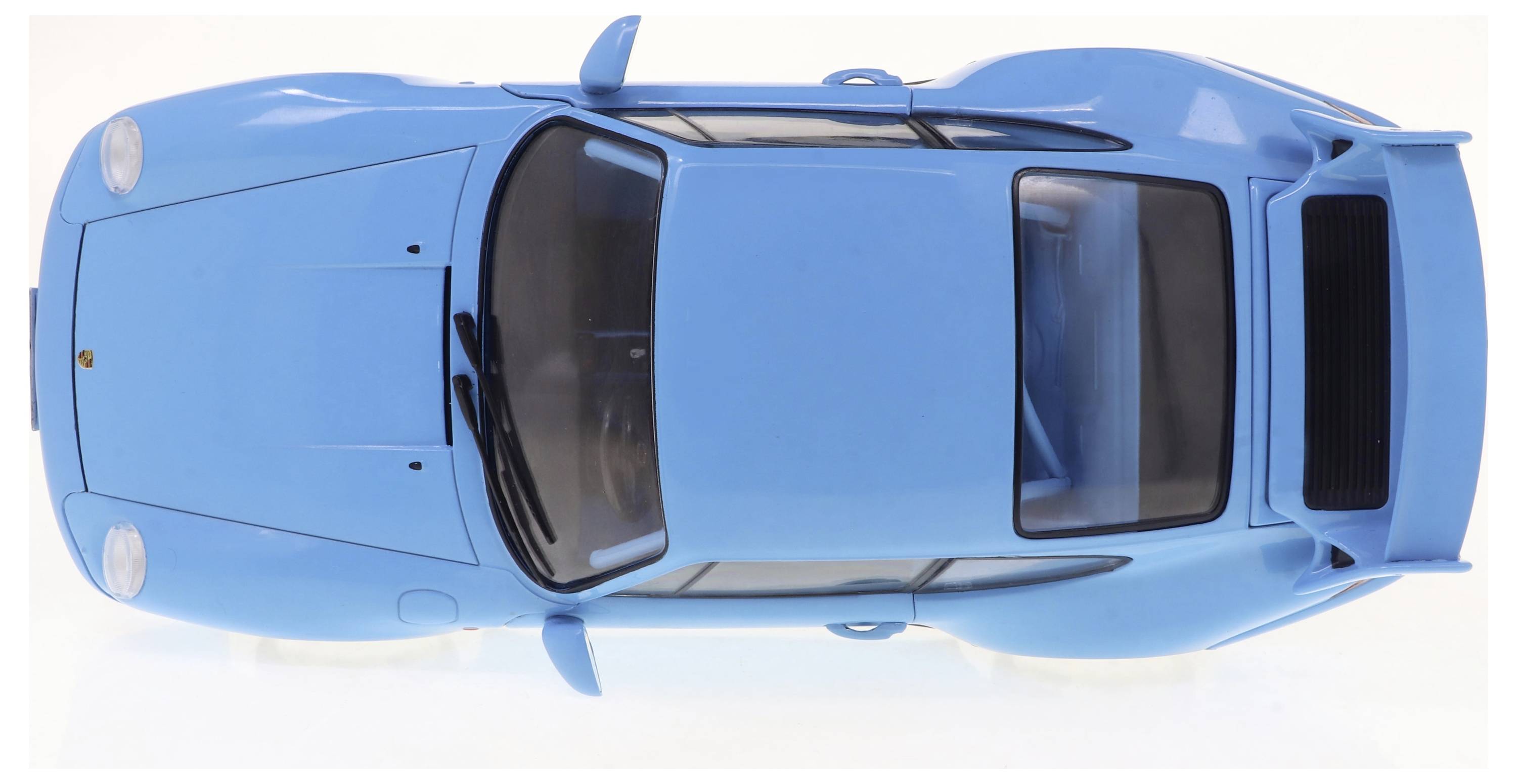 Blaues Auto von oben fotografiert, Details der Karosserie sichtbar, zwei Türen, modernes Design.