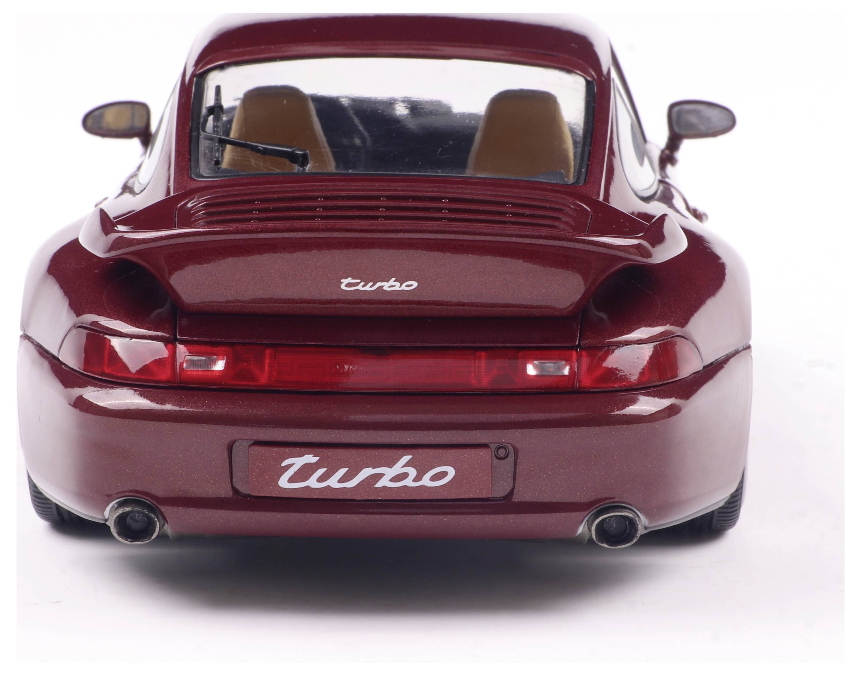 Ein rotes Modellauto von hinten gezeigt, mit der Aufschrift 'turbo' auf Heck und Nummernschild.