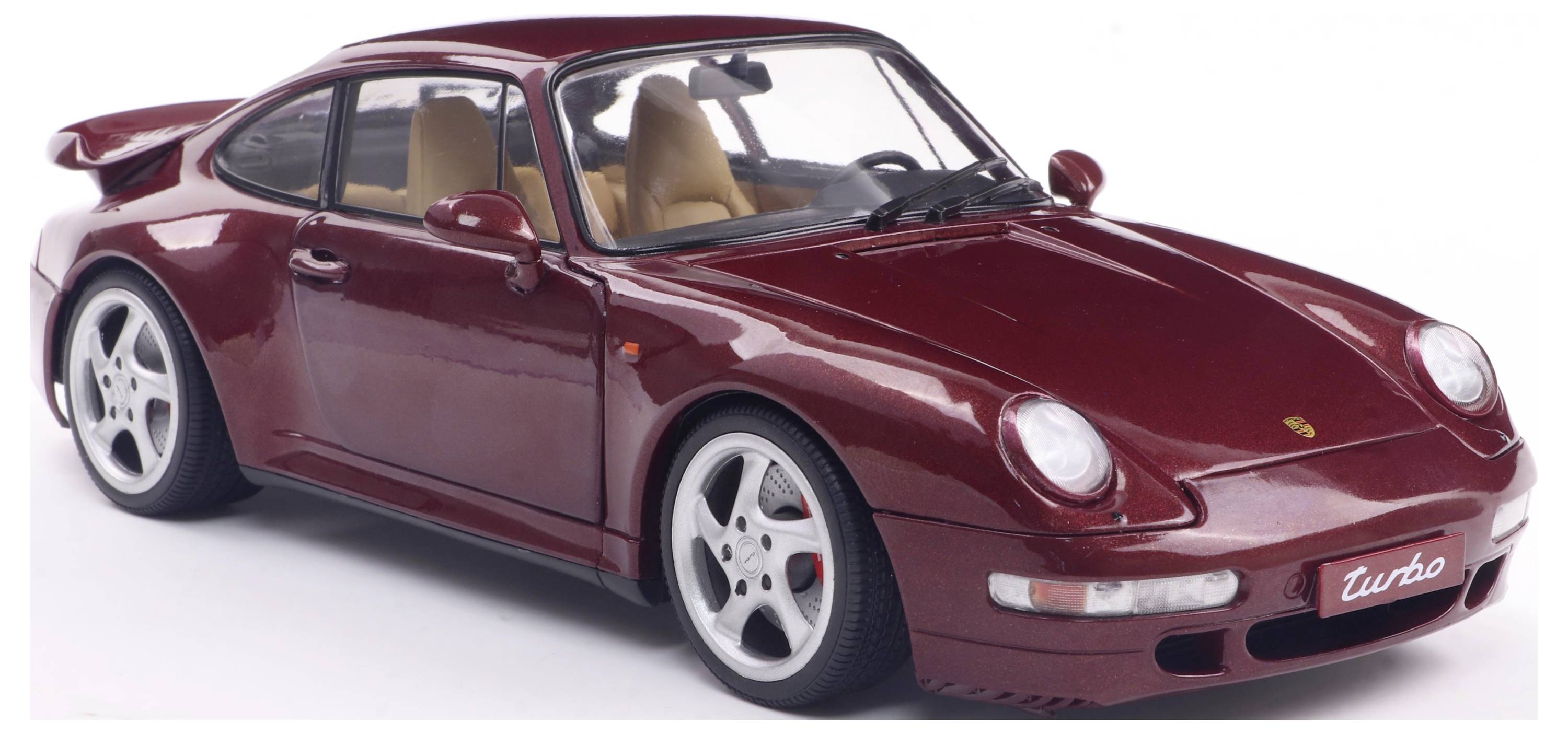 Rotes Sportauto-Modell mit aerodynamischem Design, sichtbarem Spoiler und dem Schriftzug 'turbo' vorne.