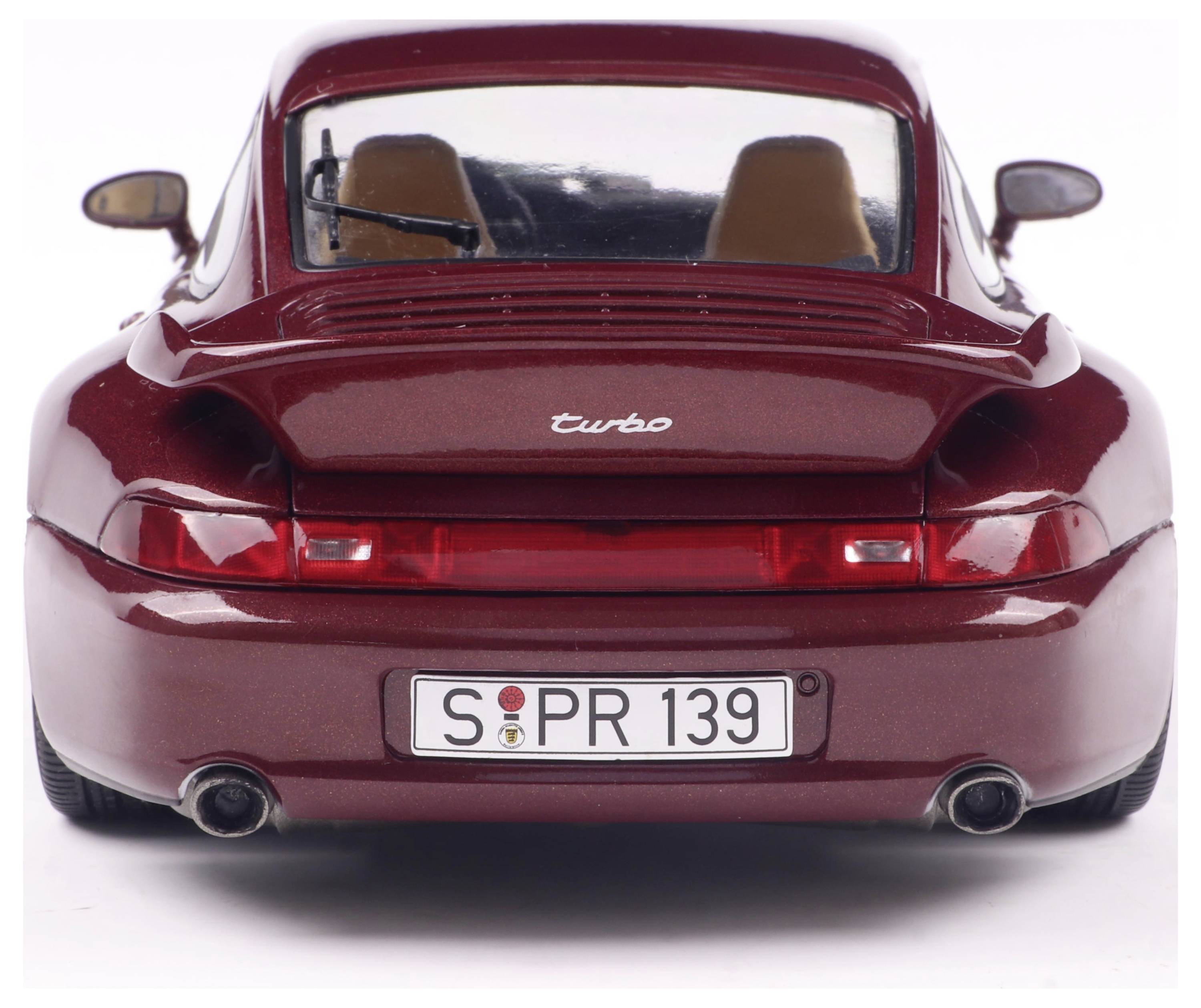 Rotes Modellauto von hinten, das den Kofferraum mit dem Schriftzug 'turbo' zeigt. Nummernschild mit 'S PR 139'.