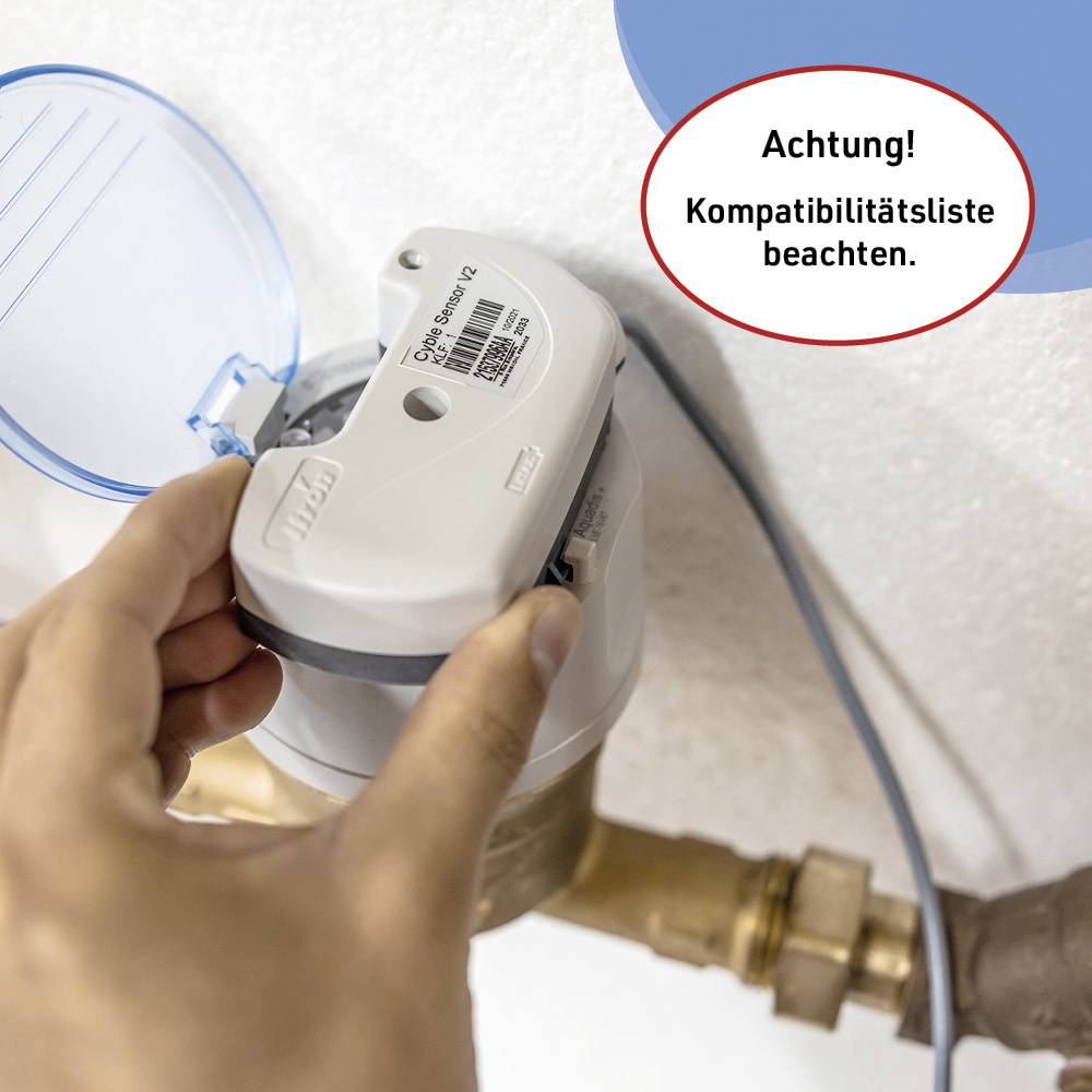 Eine Person hält ein Heizungsthermostat. Ein Warnhinweis in Rot besagt: 'Achtung! Kompatibilitätsliste beachten.'