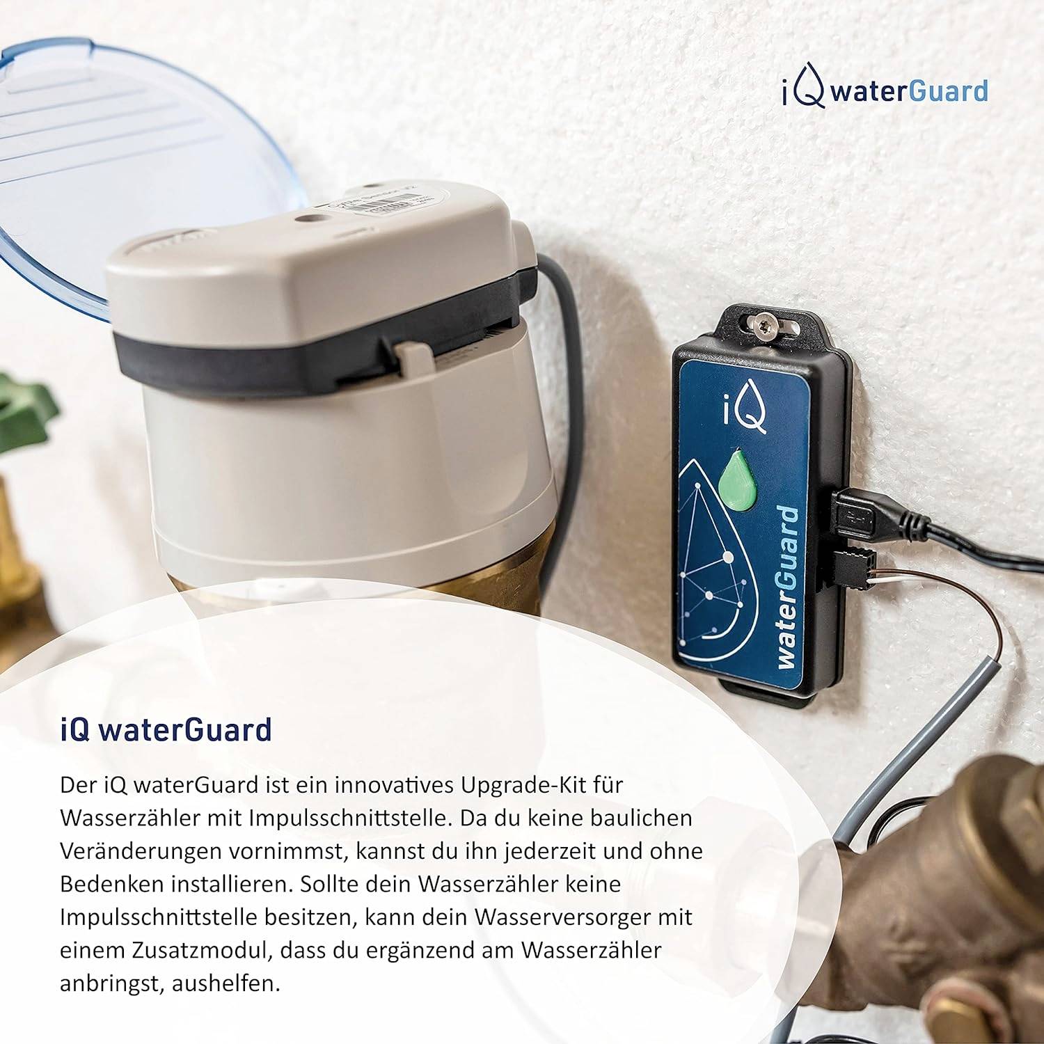 Ein 'iQ waterGuard' Sensor auf einem Wasserzähler ist installiert, um den Wasserverbrauch zu überwachen. Text beschreibt seine Funktion.