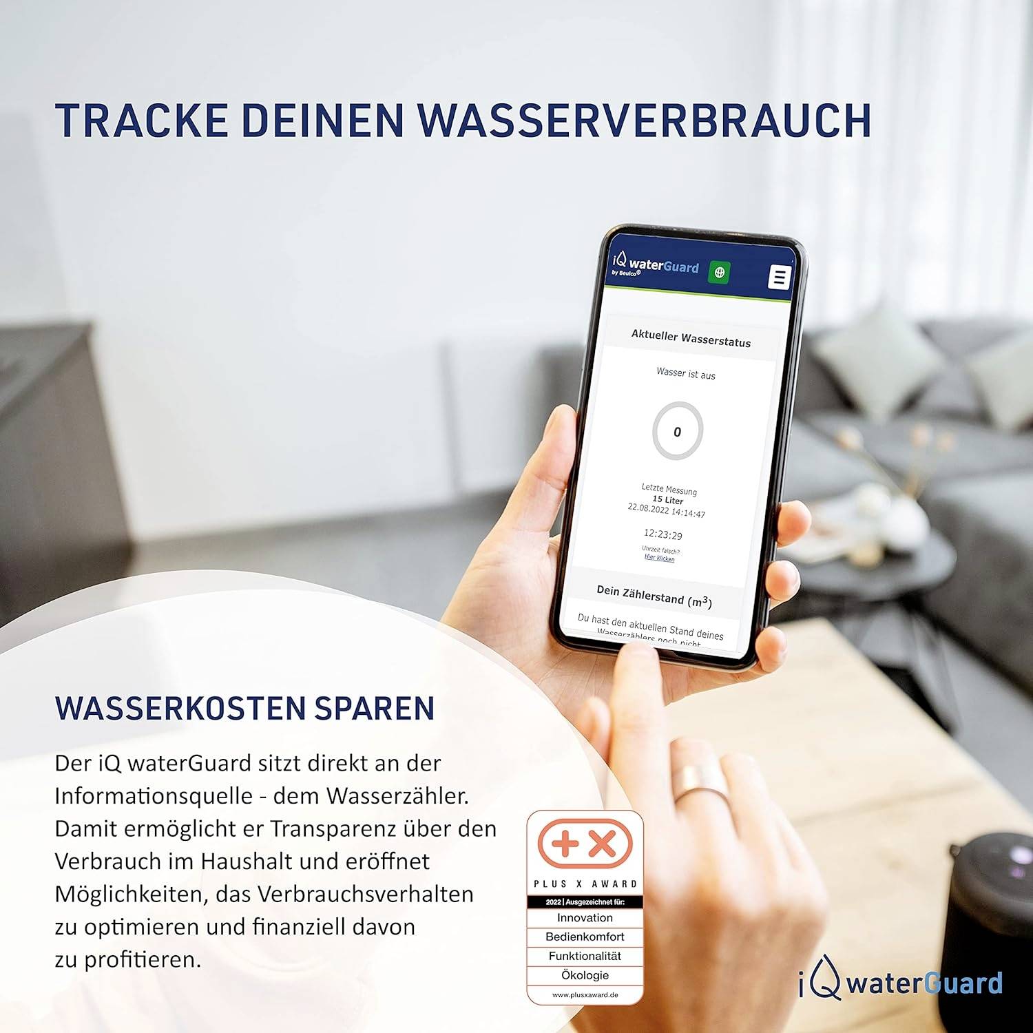 Person hält ein Smartphone mit der App 'Aktueller Wasserstatus'. Text erklärt, wie die iQ waterGuard App den Wasserverbrauch überwacht.