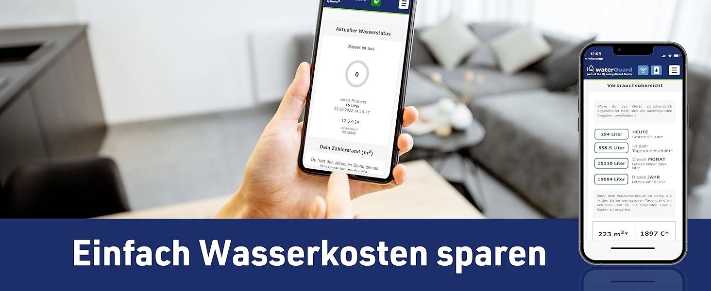 Eine Person hält ein Smartphone, das eine App zur Wasserverbrauchsanalyse zeigt. Im Hintergrund befindet sich ein Wohnzimmer. Text: 'Einfach Wasserkosten sparen'.