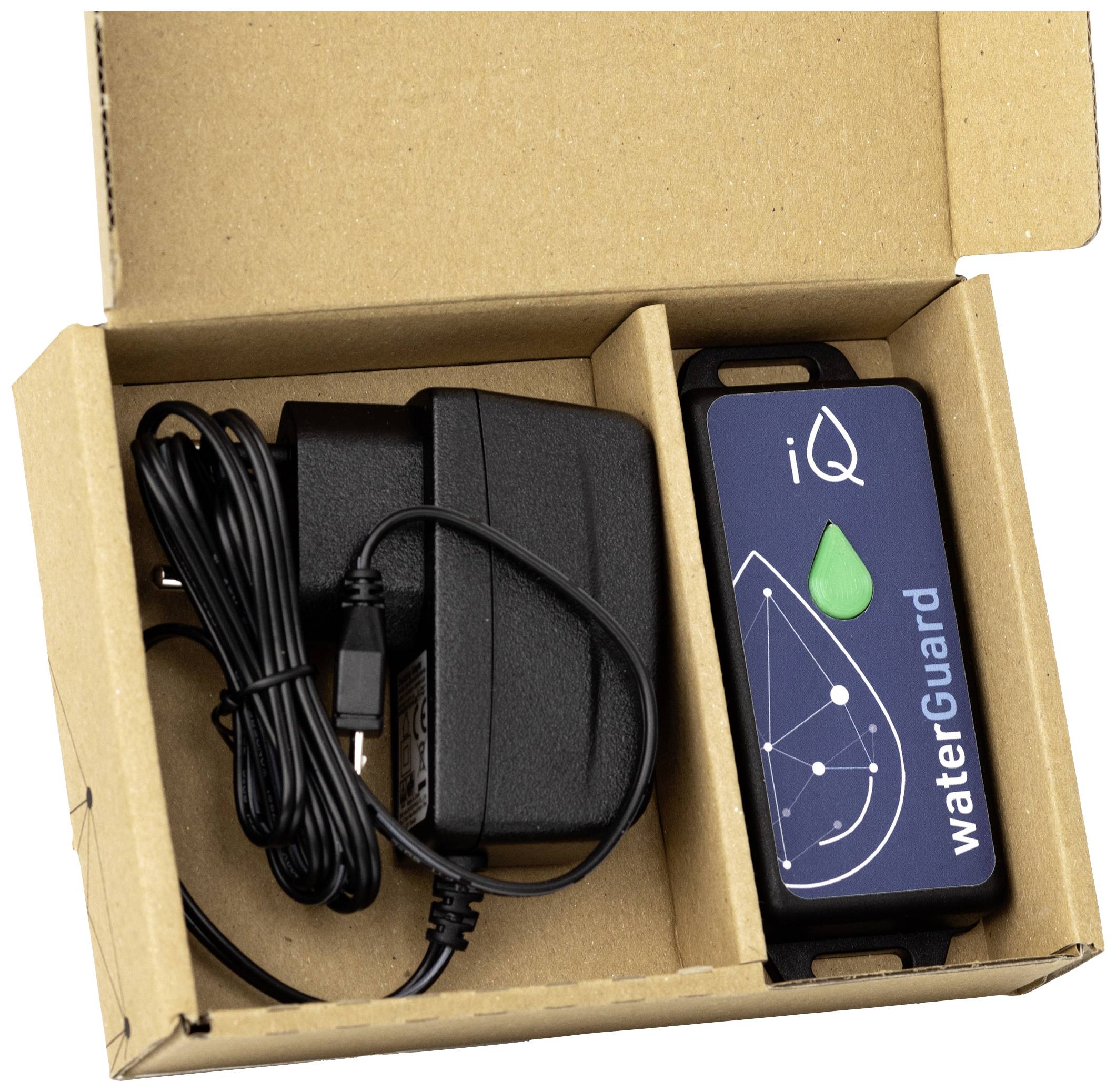 Ein Karton enthält ein schwarzes Ladegerät mit Kabel und ein elektronisches Gerät mit der Aufschrift 'waterGuard' und einem grünen Tropfensymbol.