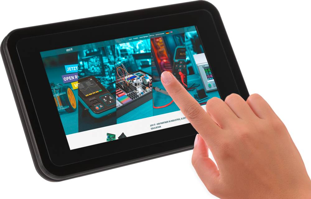 Eine Hand berührt den Bildschirm eines Tablets, auf dem eine Webseite mit elektronischen Geräten und Schaltplänen zu sehen ist.