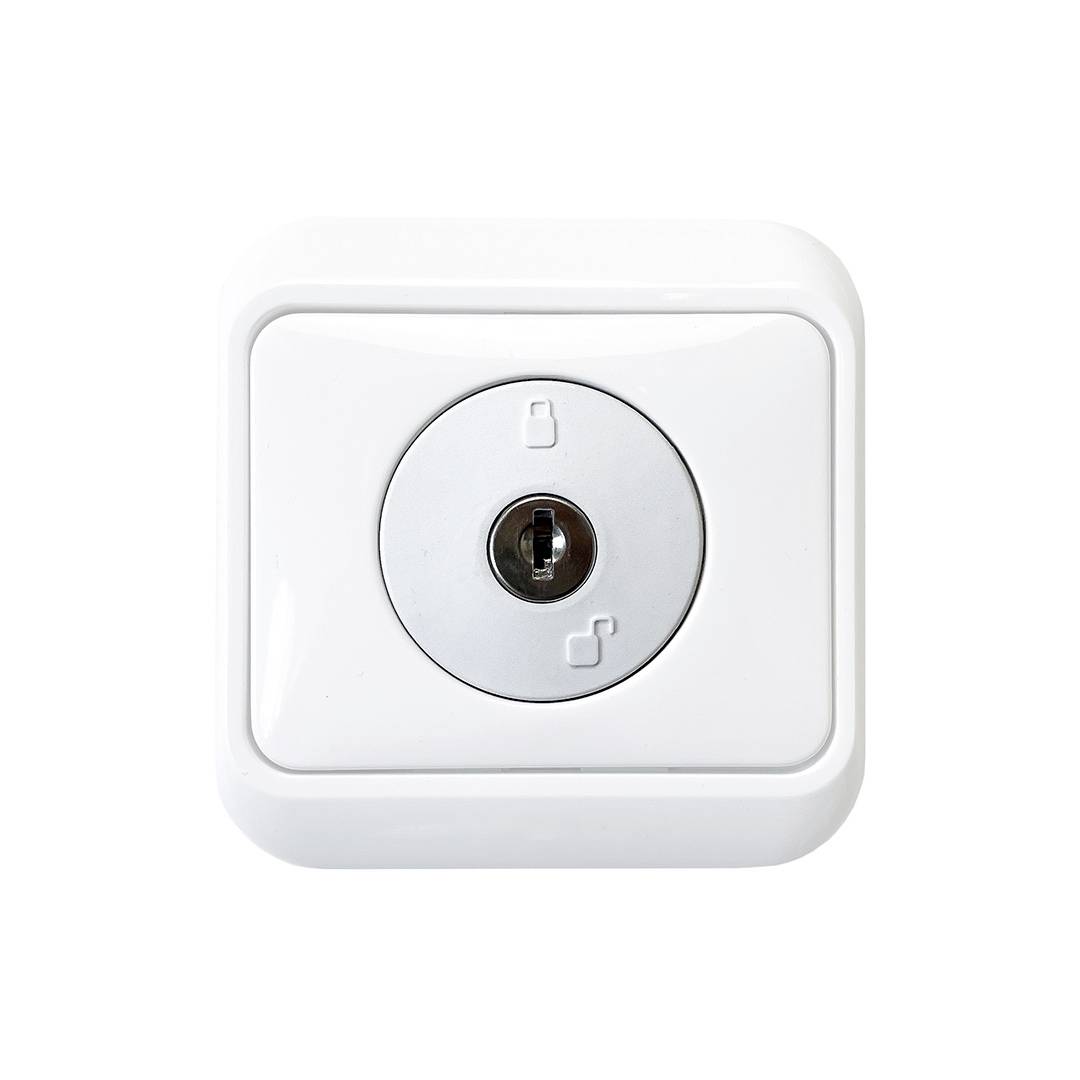 Ein weißer Lichtschalter mit Schlüsselloch in der Mitte, ermöglicht das Ein- und Ausschalten durch Drehen des Schlüssels.