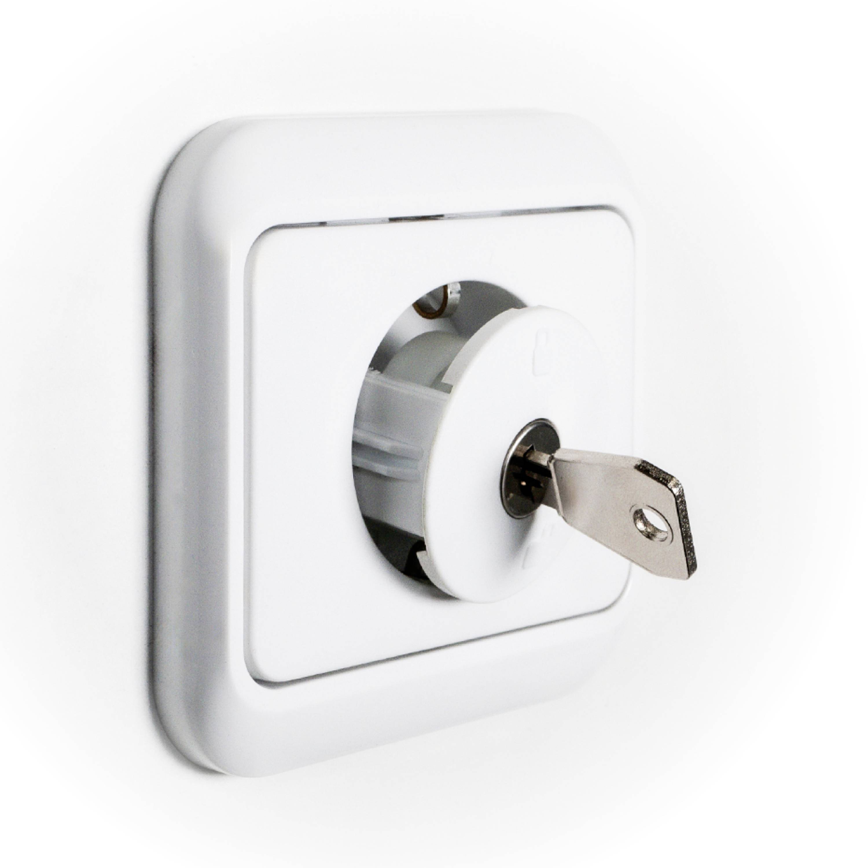 Ein weißes Lichtschalterpaneel mit einem integrierten Schlüsselmechanismus; der Schlüssel steckt im Schloss und ist umgedreht.