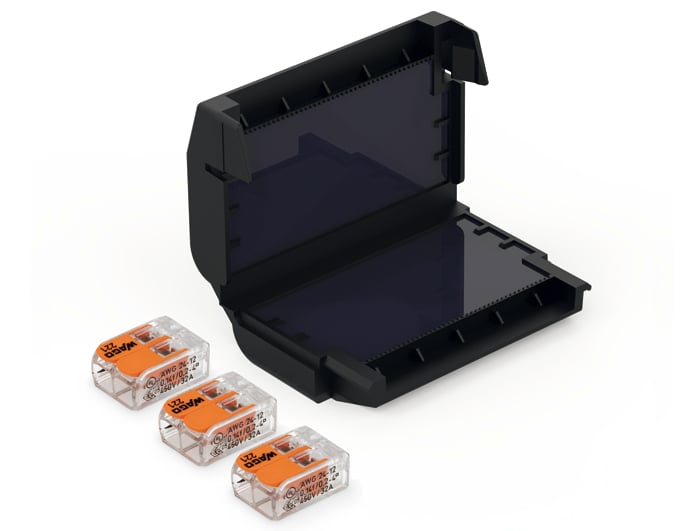 Offener schwarzer Gehäuseadapter mit drei transparenten, orangefarbenen Steckverbindern. Adapter zur sicheren Verkabelung.