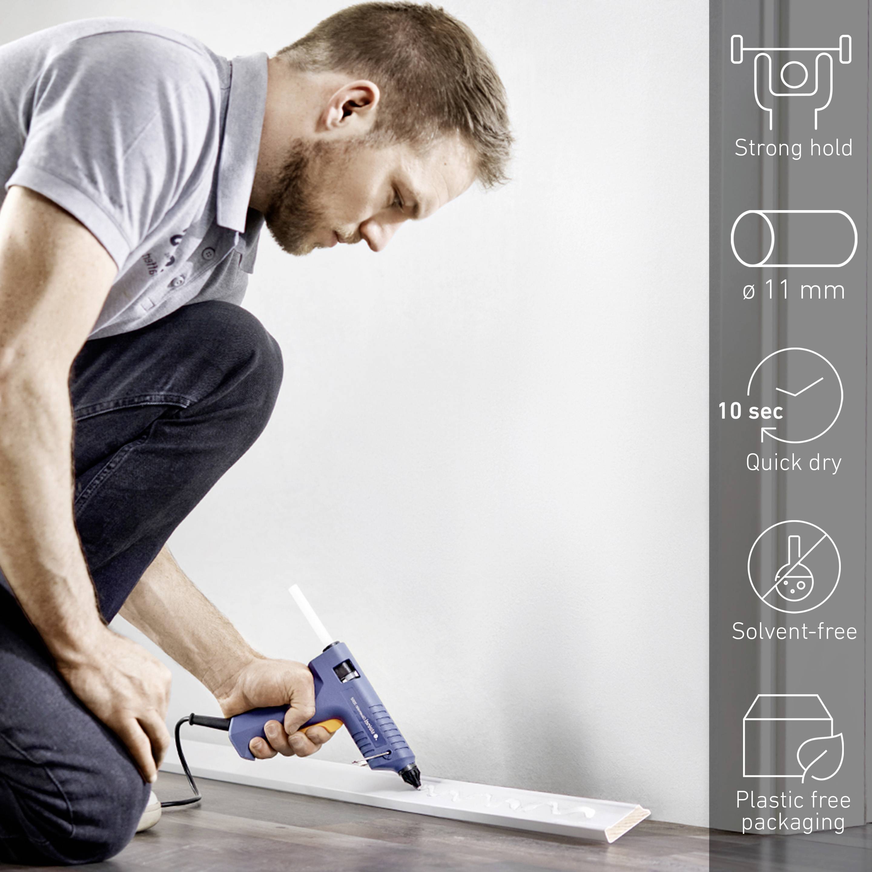 Ein Mann verwendet eine Heißklebepistole, um eine Leiste am Boden zu befestigen. Rechts im Bild sind Produktspezifikationen zu sehen.