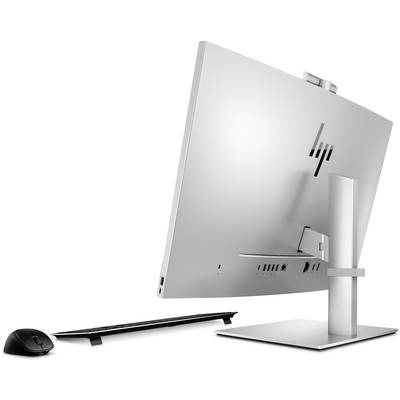 Ein moderner All-in-One-Computer mit schlankem Design, silberner Rückseite und verstellbarem Standfuß. Daneben eine schwarze Maus und Tastatur.