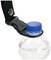 Plastikflasche mit blauem Deckel, befestigt an einer schwarzen Halterung mit Druckknopf und Clip, hält die Flasche sicher.