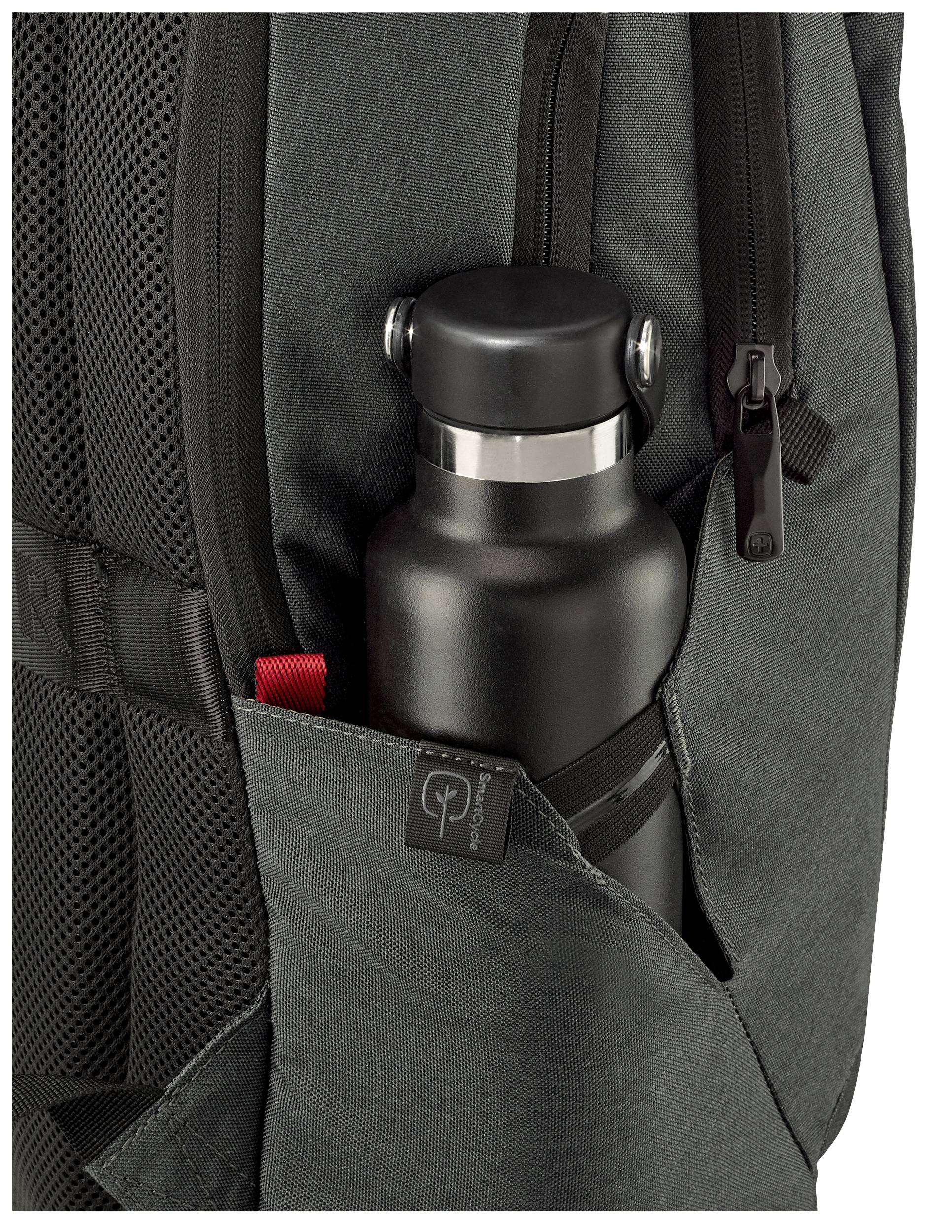 Grauer Rucksack mit schwarzer Trinkflasche, die in einer seitlichen Netztasche steckt. Die Flasche ist aus mattem Metall gefertigt.