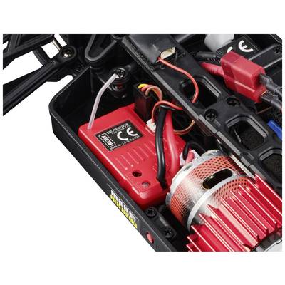 Innenansicht eines Modellautos zeigt Motor, Verkabelung und rote elektronische Komponente mit CE-Kennzeichnung.