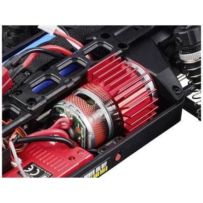 Ein roter Elektromotor mit Kühlrippen ist in ein RC-Modell eingebaut. Mehrere Kabel sind daran angeschlossen.