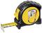 Ein gelbes und schwarzes Maßband mit ausgezogenem Metallband, das metrische Einheiten anzeigt. Verwendung in Bau oder Heimwerken.