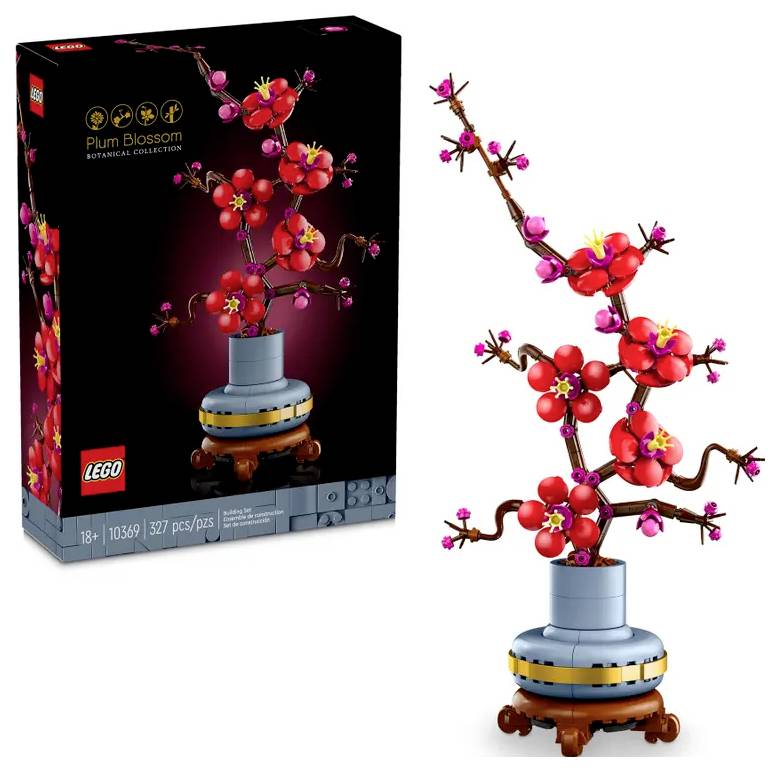 LEGO-Set 'Plum Blossom' aus der Botanica-Serie mit roten Blüten auf einem Ständer, neben der Verpackung abgebildet.