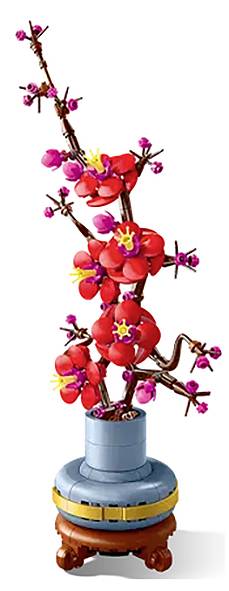 Kunstvoller LEGO-Blütenzweig in Vase, rote und pinke Blüten, steht dekorativ auf einem Holztisch.