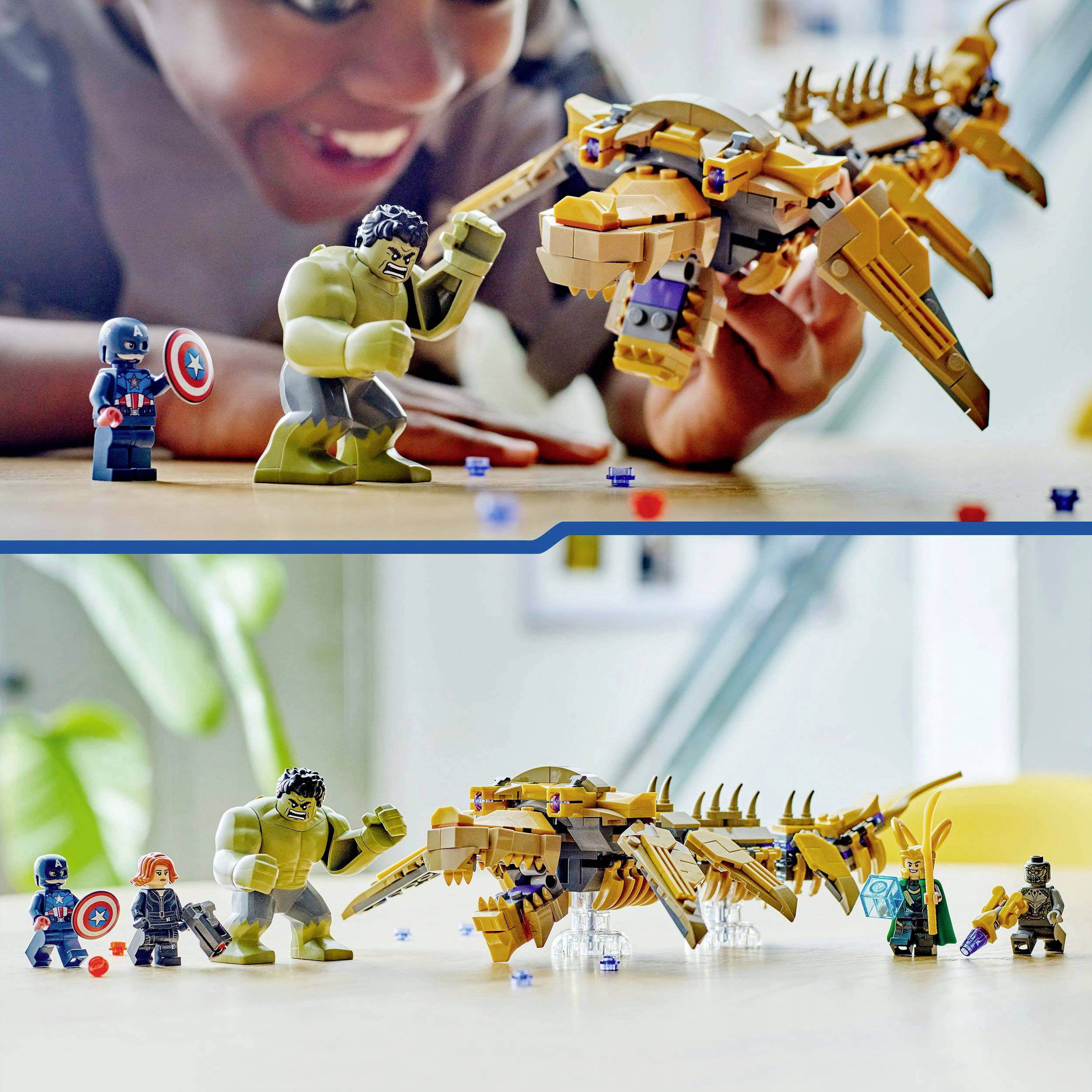 Kind spielt mit LEGO-Figuren: Superhelden und Drache. Figuren sind detailreich auf einem Tisch gegen unscharfen Hintergrund angeordnet.