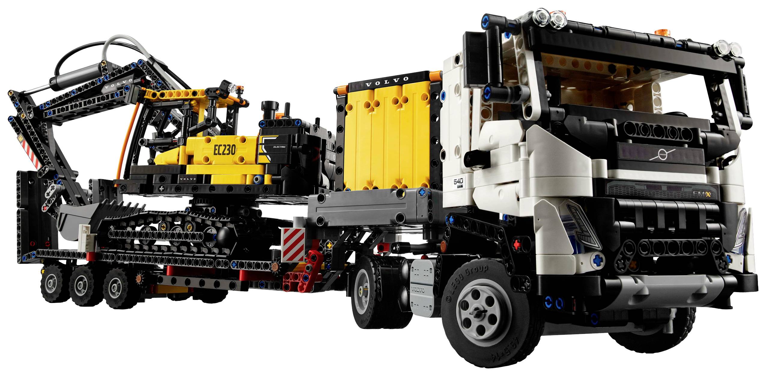 Ein LEGO-Technic-Modell eines Lastwagens mit Tieflader, beladen mit einem gelben Bagger. Detailliertes Design zeigt realistische Funktionen.