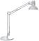 Eine weiße Schreibtischlampe mit einem verstellbaren Arm und rundem Sockel.
