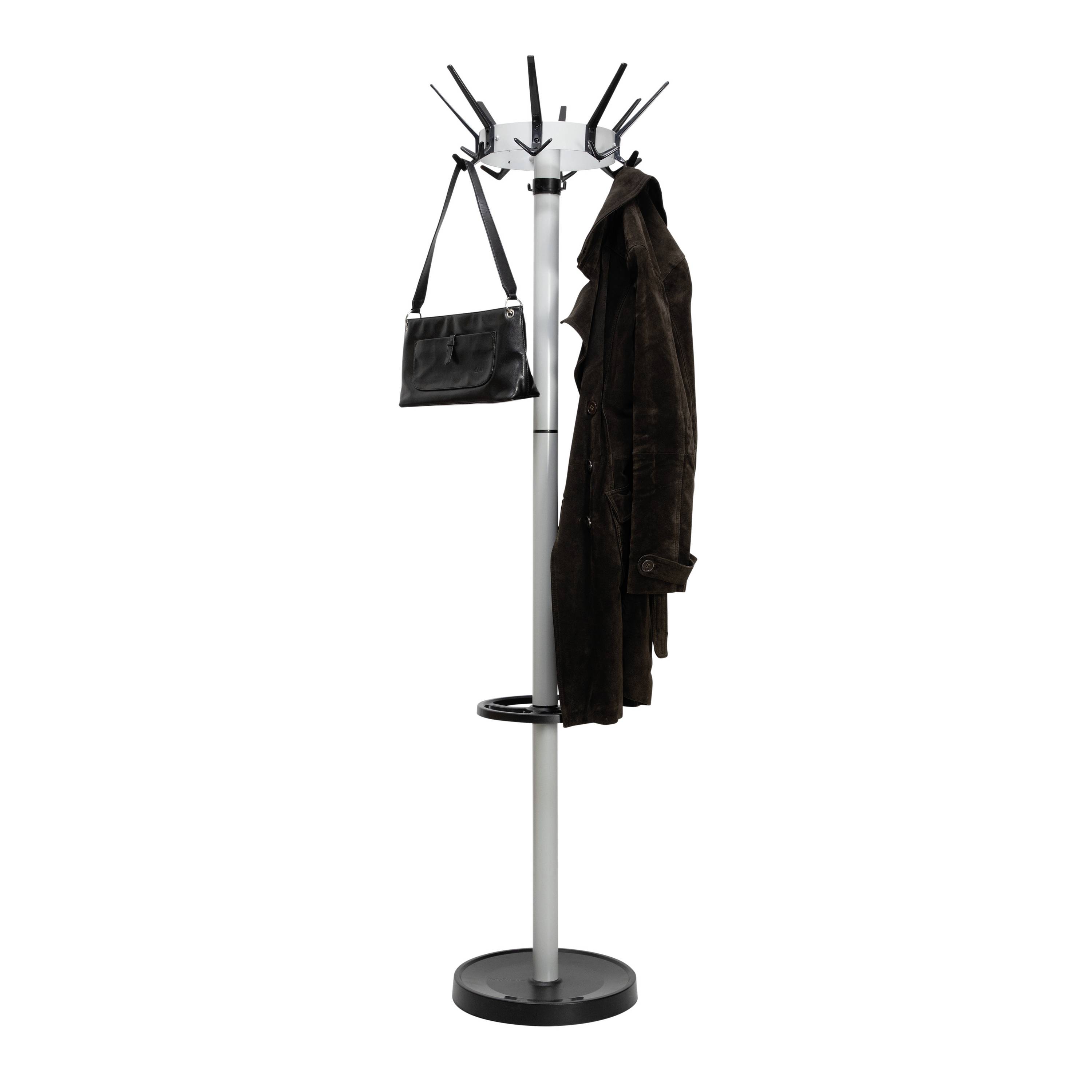 Ein silberner Garderobenständer mit mehreren Haken. Eine schwarze Handtasche und ein brauner Mantel hängen daran.