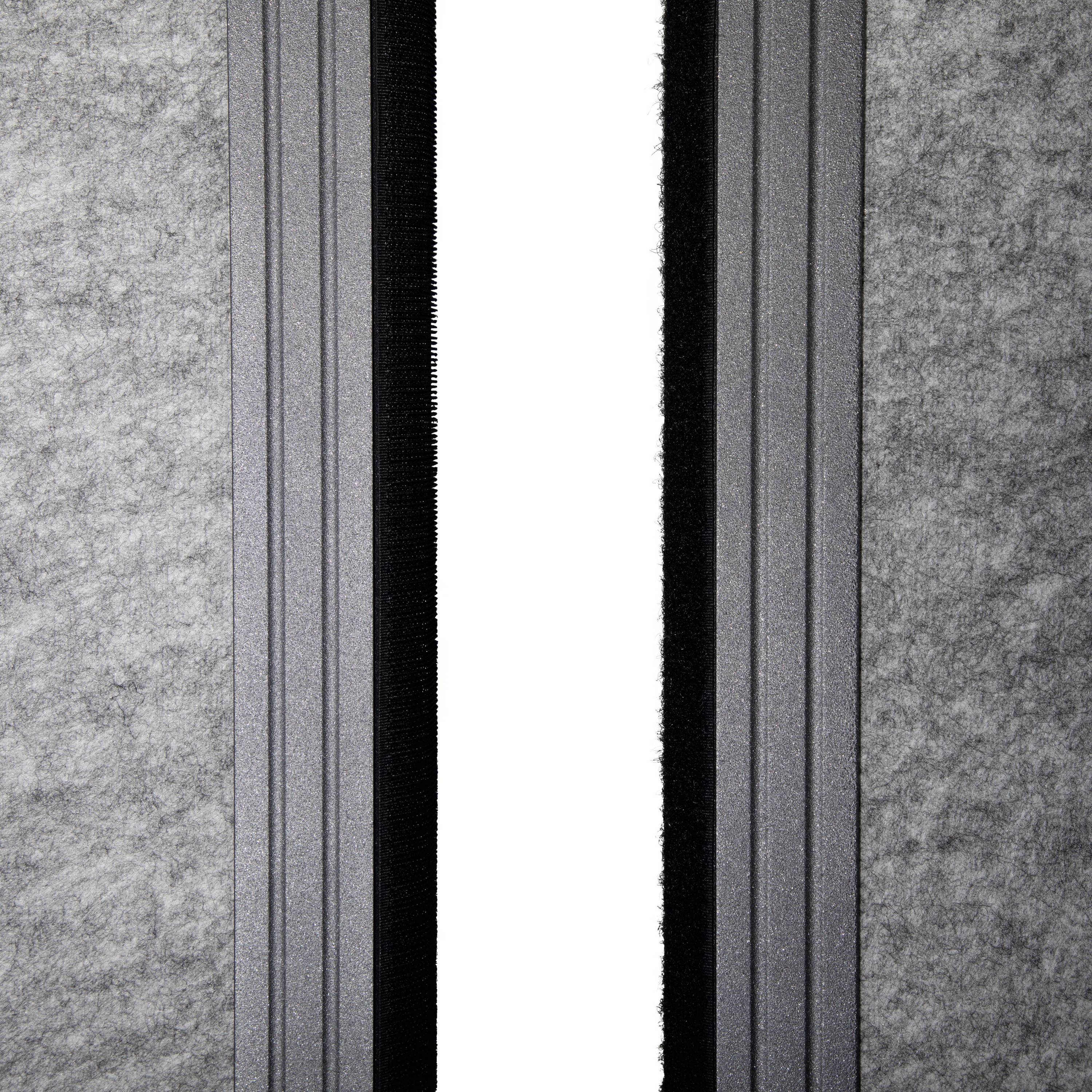 'Dichtungsmaterial zwischen zwei grauen Metallplatten.'