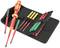 Ein Set isolierter Schraubendreher mit mehrfarbigen Griffen in einem offenen schwarzen Etui. Ideal für elektrische Arbeiten.