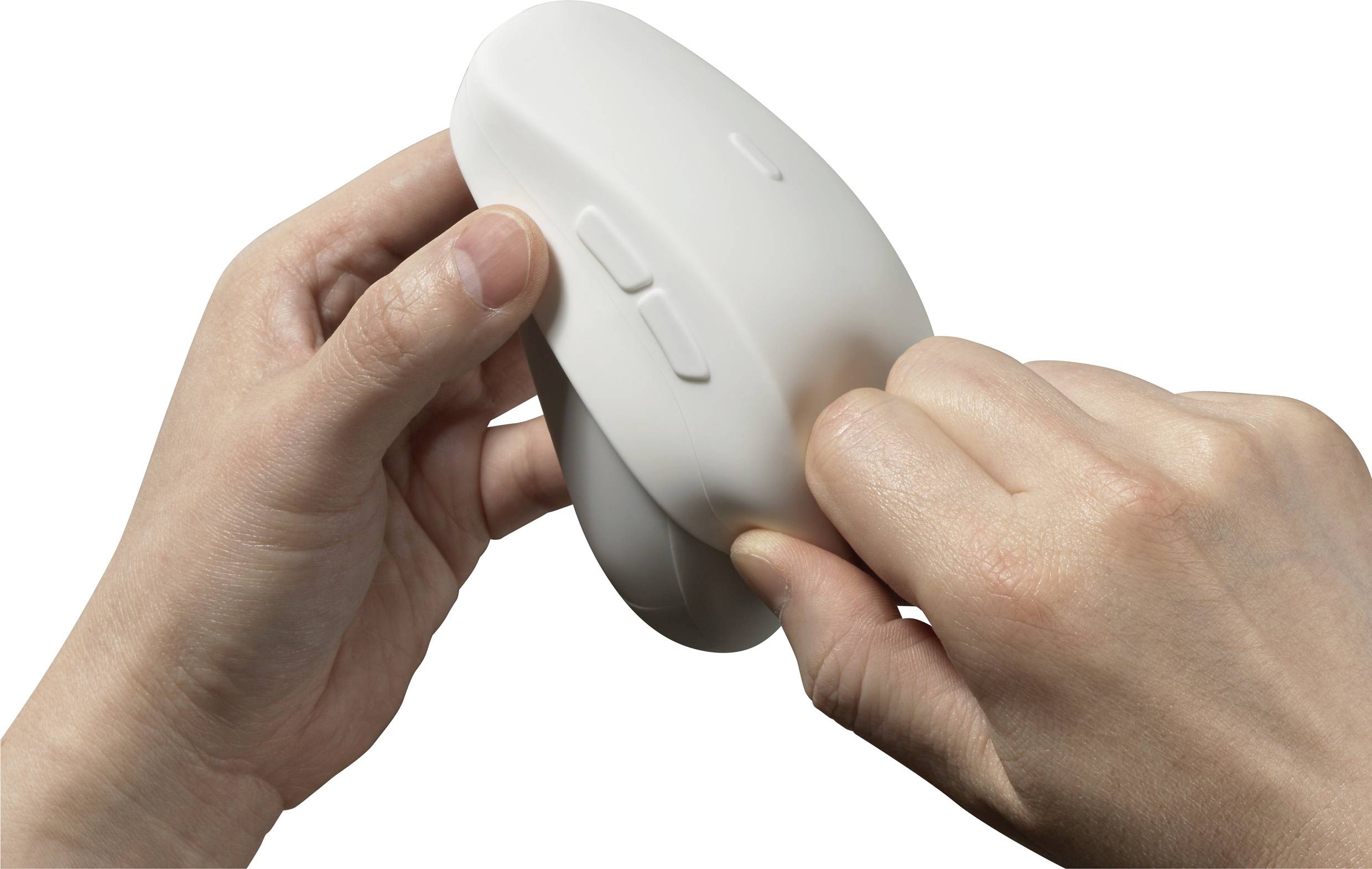 Hände halten ein weißes Gerät mit Knöpfen, als würden sie es bedienen oder einstellen.