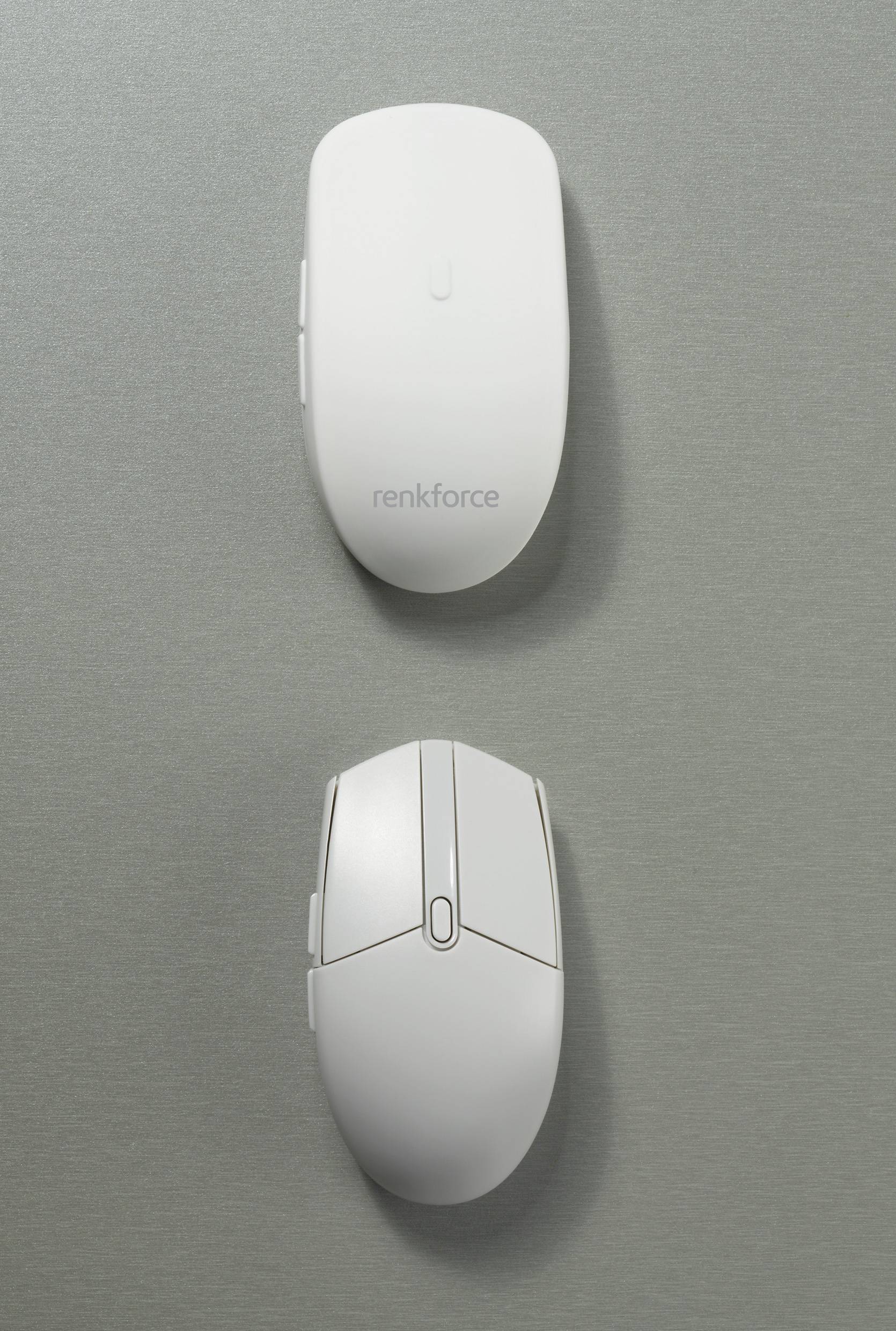 Zwei weiße Computer-Mäuse liegen nebeneinander auf einer grauen Oberfläche, beide mit glattem, modernem Design.
