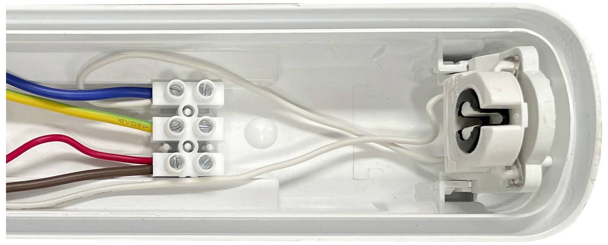 'Detailansicht einer elektrischen Anschlussbox mit bunten Kabeln und Klemmen in einem Kunststoffgehäuse. Dient der Stromverteilung.'