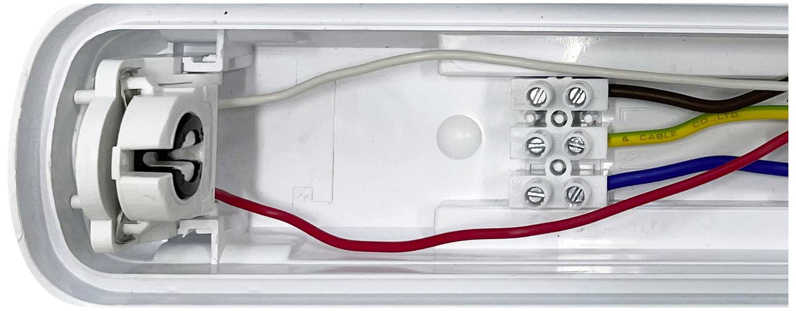 Leuchtstoffröhrenhalterung mit sichtbaren elektrischen Anschlüssen, links die Fassung, rechts Klemmen mit roten, blauen, braunen und gelb-grünen Kabeln.