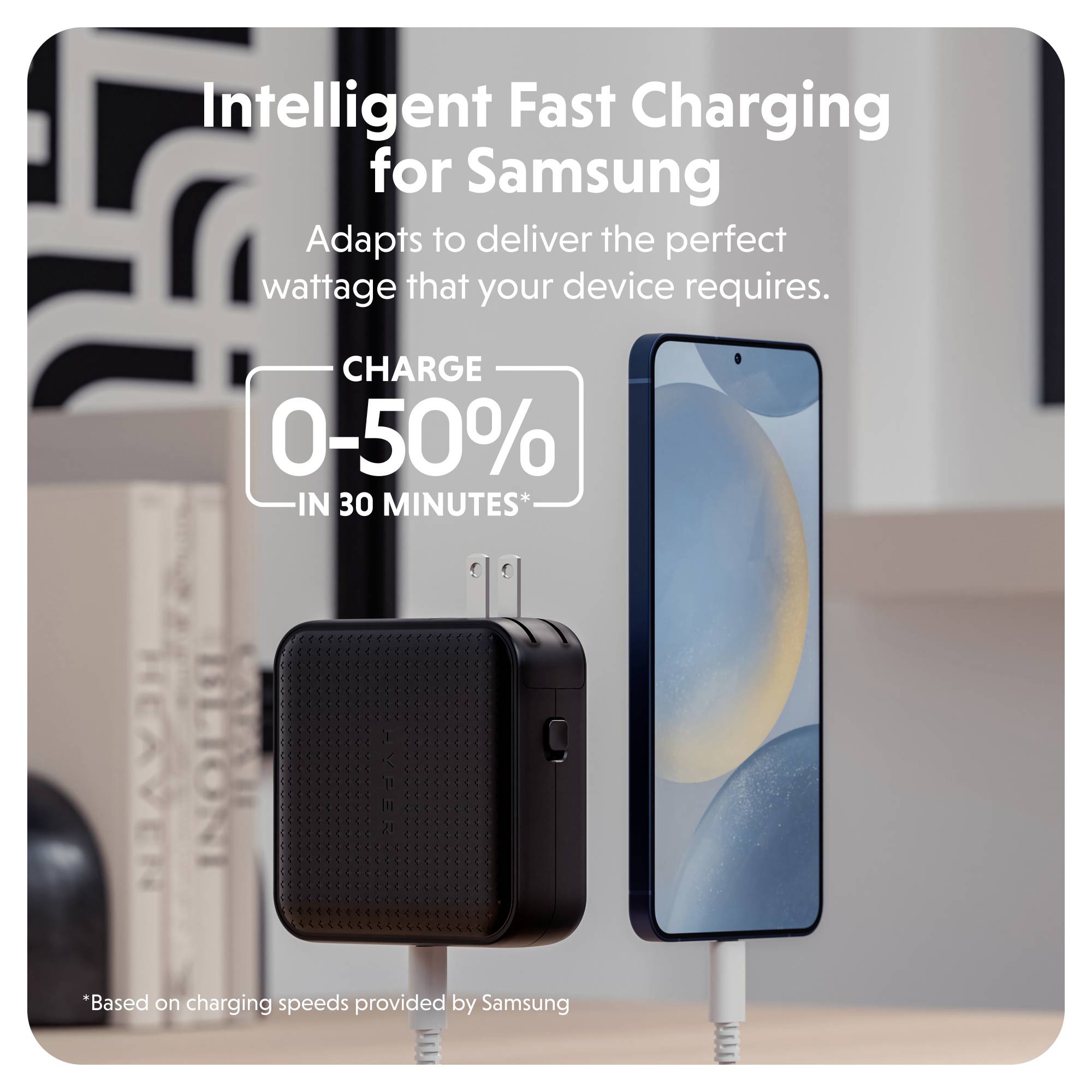 Ein Ladegerät und ein Smartphone mit der Aufschrift 'Intelligent Fast Charging for Samsung'. Gerät lädt von 0-50% in 30 Minuten.