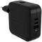 Ein schwarzes, rechteckiges USB-Ladegerät mit drei Anschlüssen: zwei USB-C und ein USB-A. Das Gerät hat einen Stecker für die Steckdose.