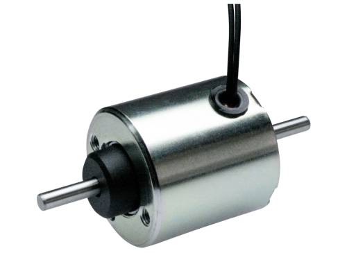 Ein silberfarbener zylindrischer Elektromotor mit schwarzen Kabeln und Metallachsen auf beiden Seiten.