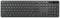 Draufsicht auf eine schwarze QWERTZ-Tastatur mit Ziffernblock und Multimedia-Tasten. Oben rechts sind Markenlogos erkennbar.