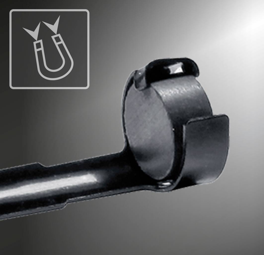 Nahaufnahme eines zylindrischen Metallobjekts mit Magnetik-Symbol oben links im Bild.
