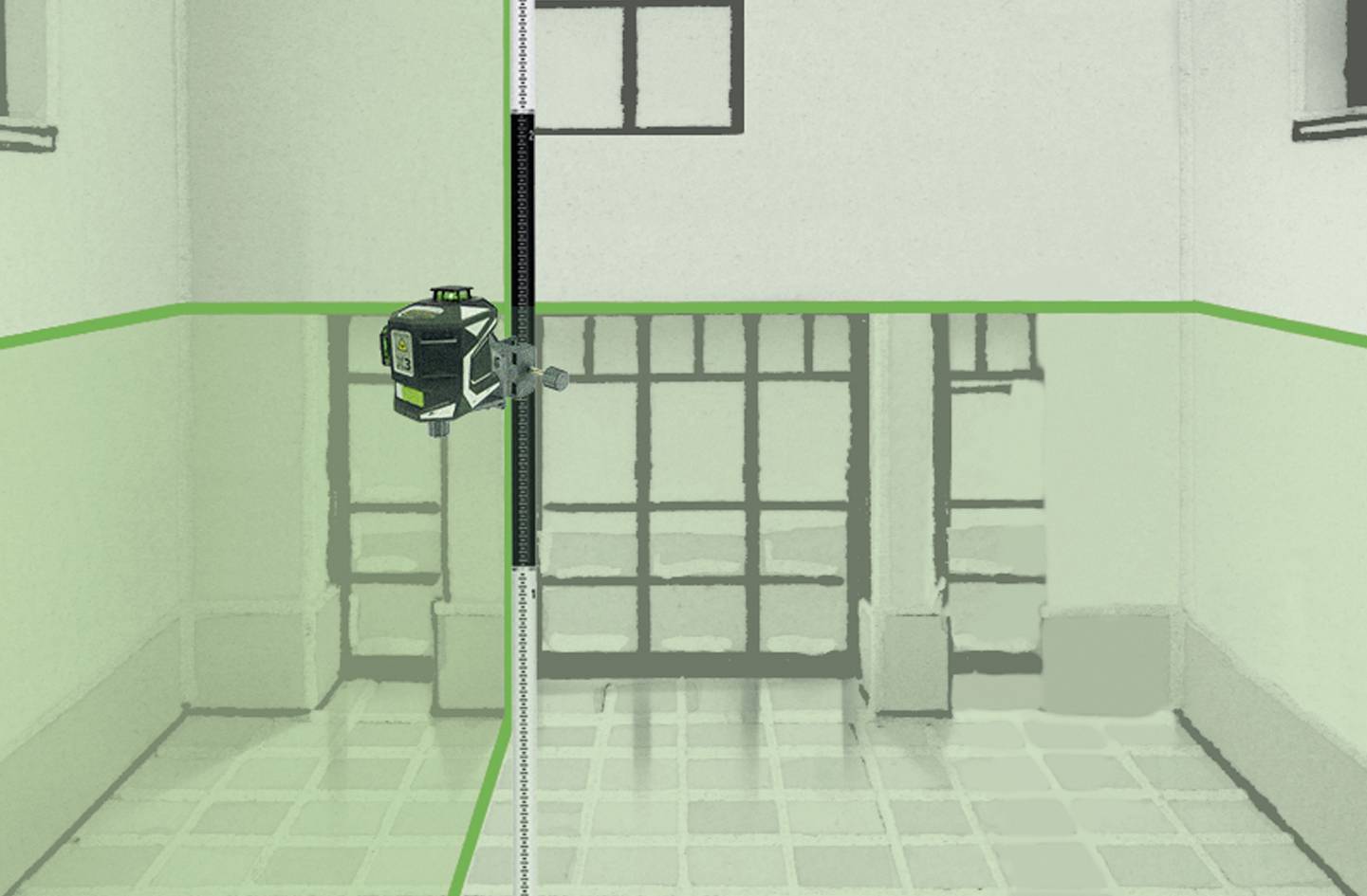 Ein grüner Laserpegel projiziert Linien im Raum eines leeren Raumes mit Fliesenboden und großen Fenstern; zeigt horizontale Ebenen an.