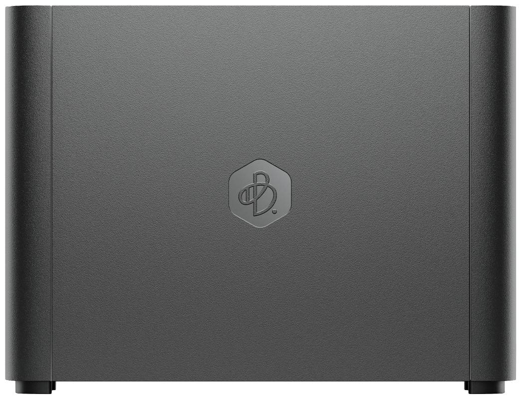 Ein schwarzer, rechteckiger Lautsprecher mit einem dezenten Logo in der Mitte, das aus einem verknüpften B und D besteht.