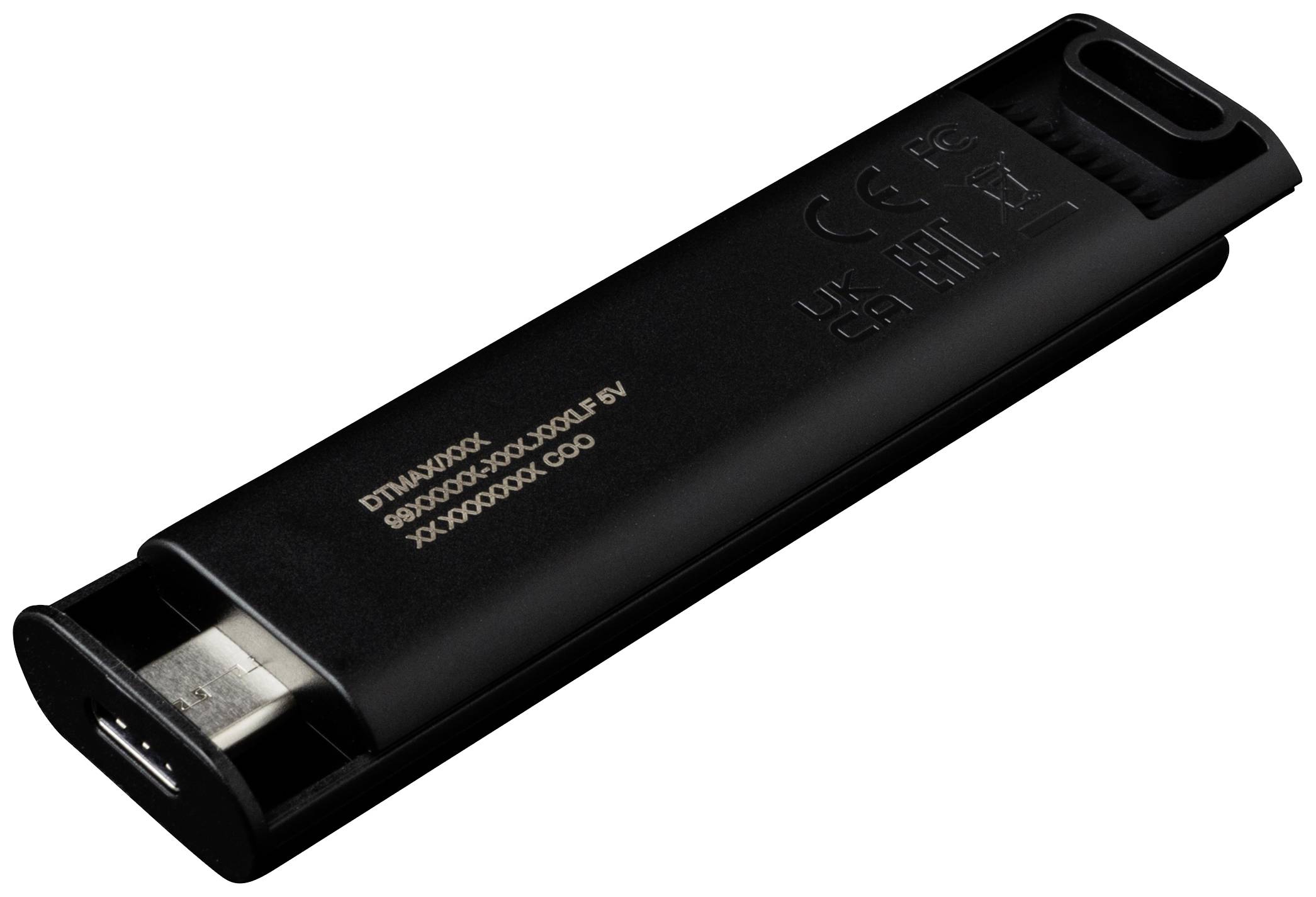 Ein USB-Stick mit schwarzem Gehäuse. Neben dem USB-Stecker sind technische Informationen und Symbole wie Seriennummer und Zertifizierungen sichtbar.