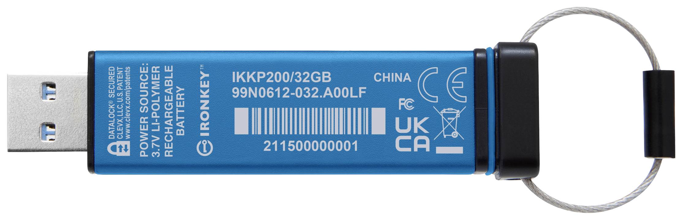 Ein blauer USB-Stick mit einem Metallring. Aufdruck: '32GB, IronKey, China'. Enthält Barcodes und Zertifizierungslogos.