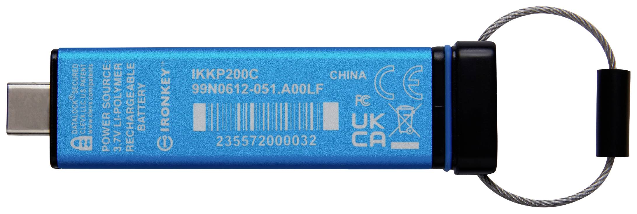 Blauer USB-Stick mit silbernem Ring und Beschriftungen. Enthält Barcodes, Seriennummer, und das Logo des Herstellers 'IRONKEY'.