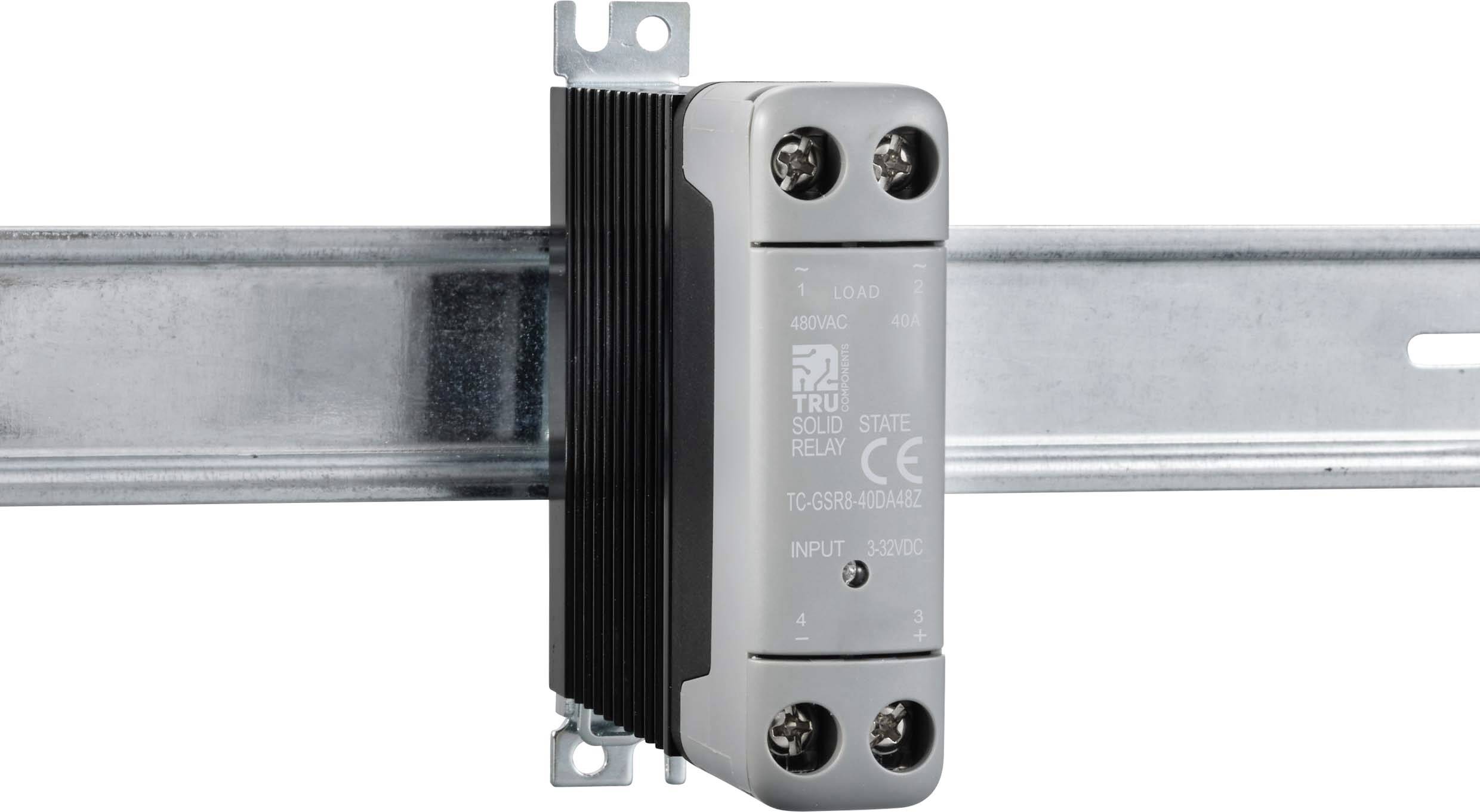 'Ein festkörperrelais, montiert auf einer Metallschiene, mit sichtbaren Schraubklemmen und Aufschrift "TRU Solid State Relay".'