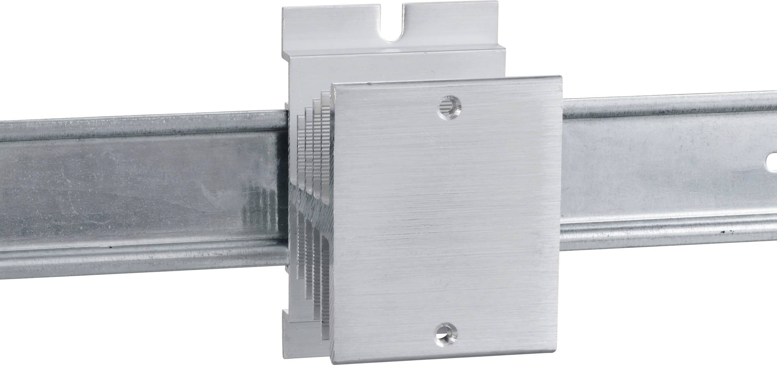 Metallische Halterung auf einer Schiene, häufig in elektrischen Installationen verwendet.