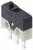 Eine Nahaufnahme eines Micro-Switches der Marke Cherry, mit schwarzer und weißer Gehäusefärbung, der drei Metallzinken am unteren Ende zeigt.