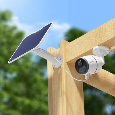 Überwachungskamera mit Solarpanel an Holzrahmen, geeignet für den Außeneinsatz, erfasst Bewegung und nutzt Sonnenenergie zur Stromversorgung.
